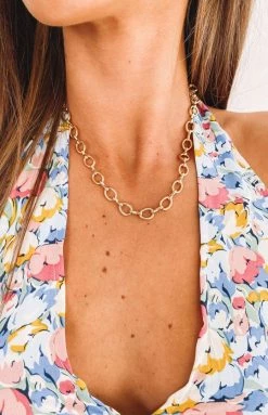 Beginning Boutique Small Chain Link Necklace Gold