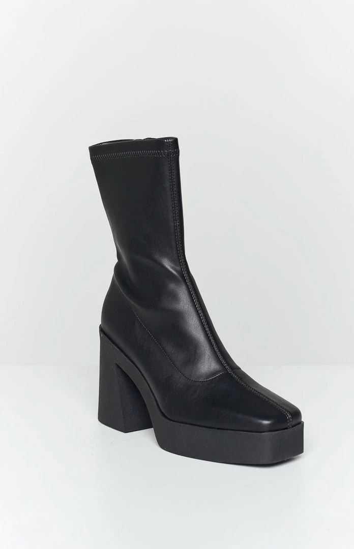 Therapy Jagger Black Boots Euphoria Looks 3 Therapy Jagger Black Boots Euphoria Looks