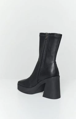 Therapy Jagger Black Boots Euphoria Looks 8 Therapy Jagger Black Boots Euphoria Looks