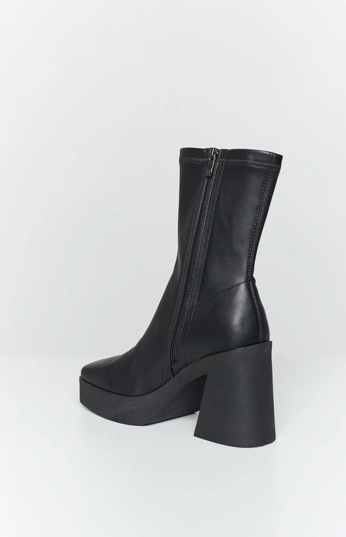 Therapy Jagger Black Boots Euphoria Looks 4 Therapy Jagger Black Boots Euphoria Looks