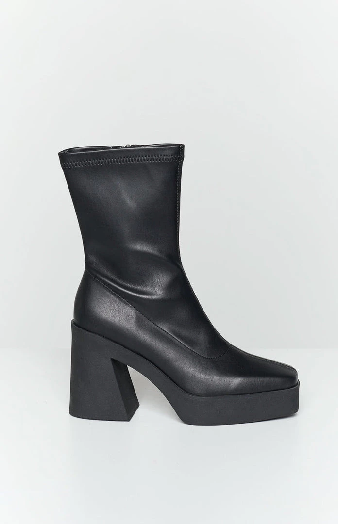 Therapy Jagger Black Boots Euphoria Looks 2 Therapy Jagger Black Boots Euphoria Looks